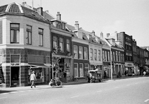 51759 Gezicht op de voorgevels van de winkelwoonhuizen Amsterdamsestraatweg 66-hoger te Utrecht met links het huis nr. 66.